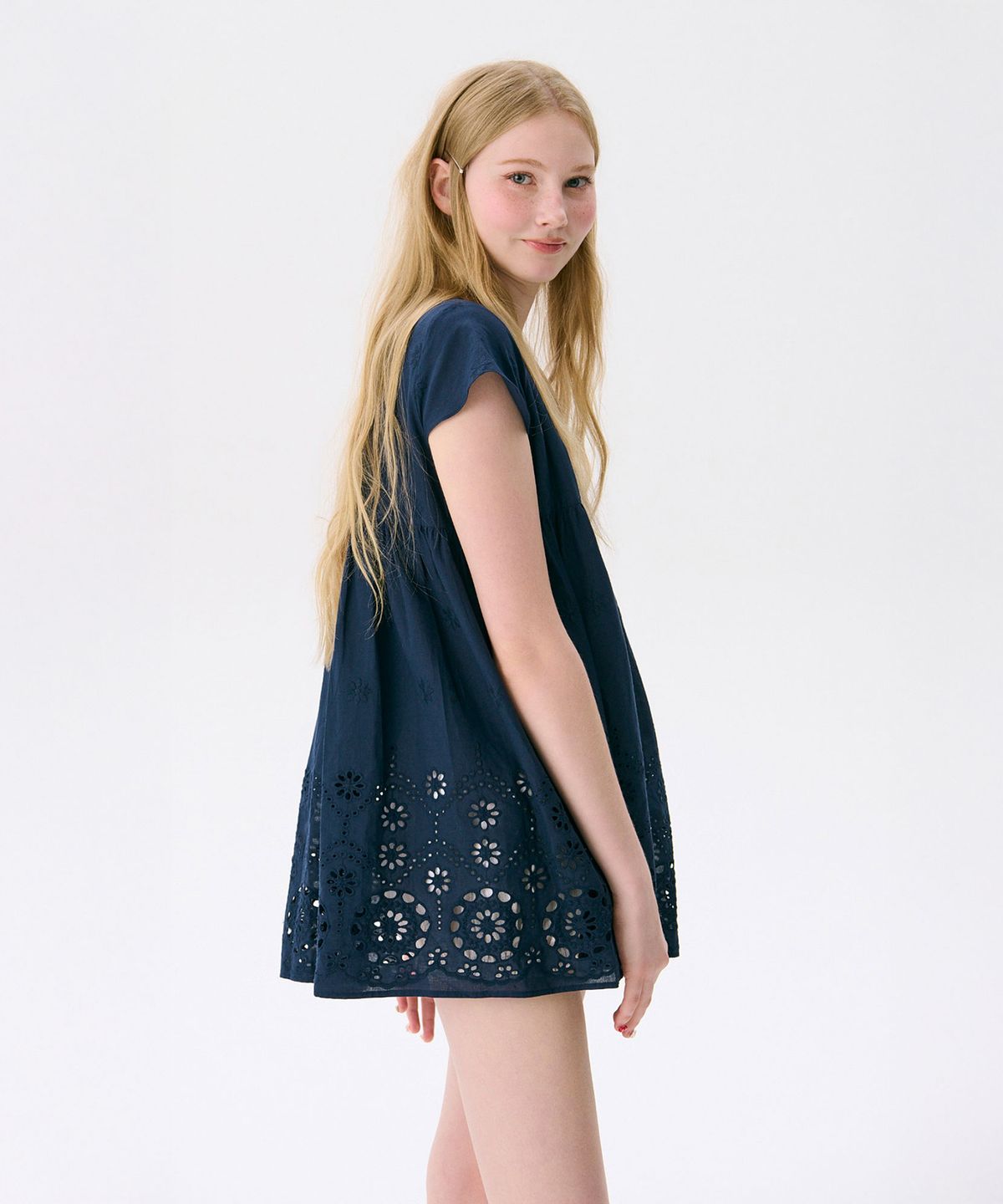 준준스페이스(JUNEJUNE SPACE) Eyelet Punching Top_Navy(아일렛 펀칭 탑_네이비)