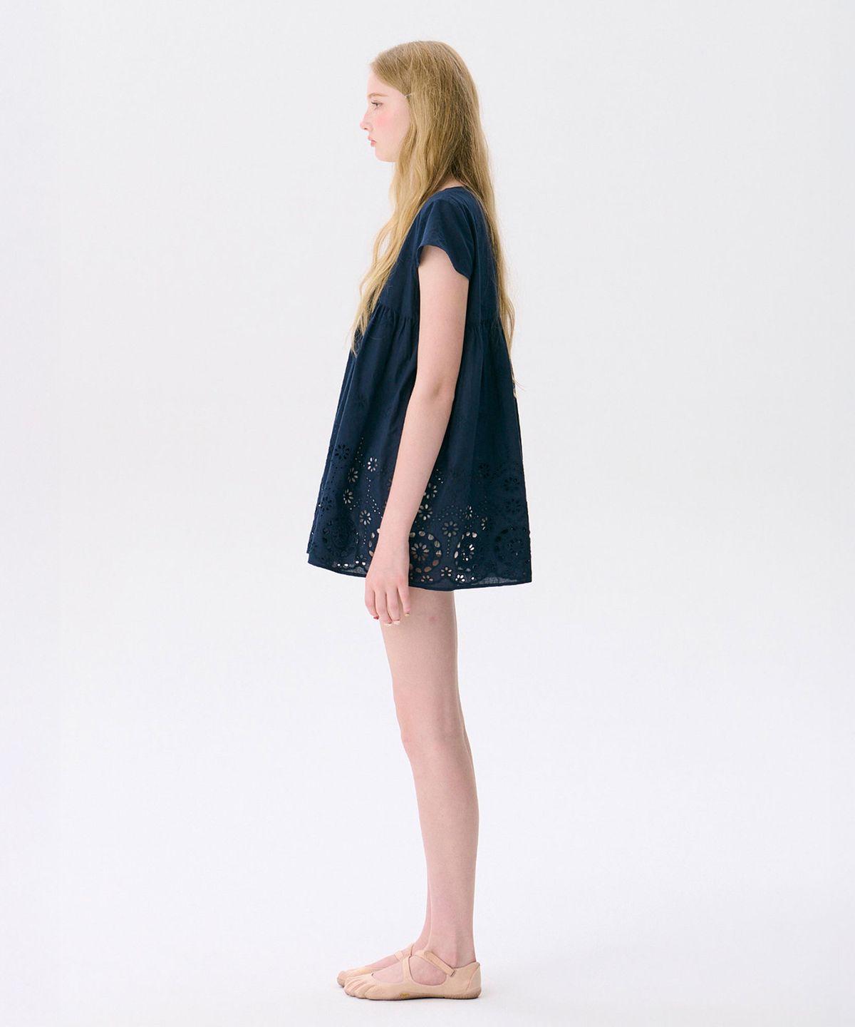 준준스페이스(JUNEJUNE SPACE) Eyelet Punching Top_Navy(아일렛 펀칭 탑_네이비)