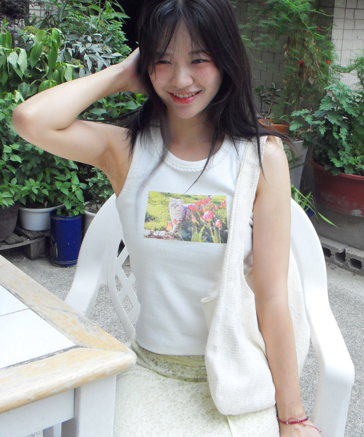 포에브(POEV) Flower Cat Tank Top - White