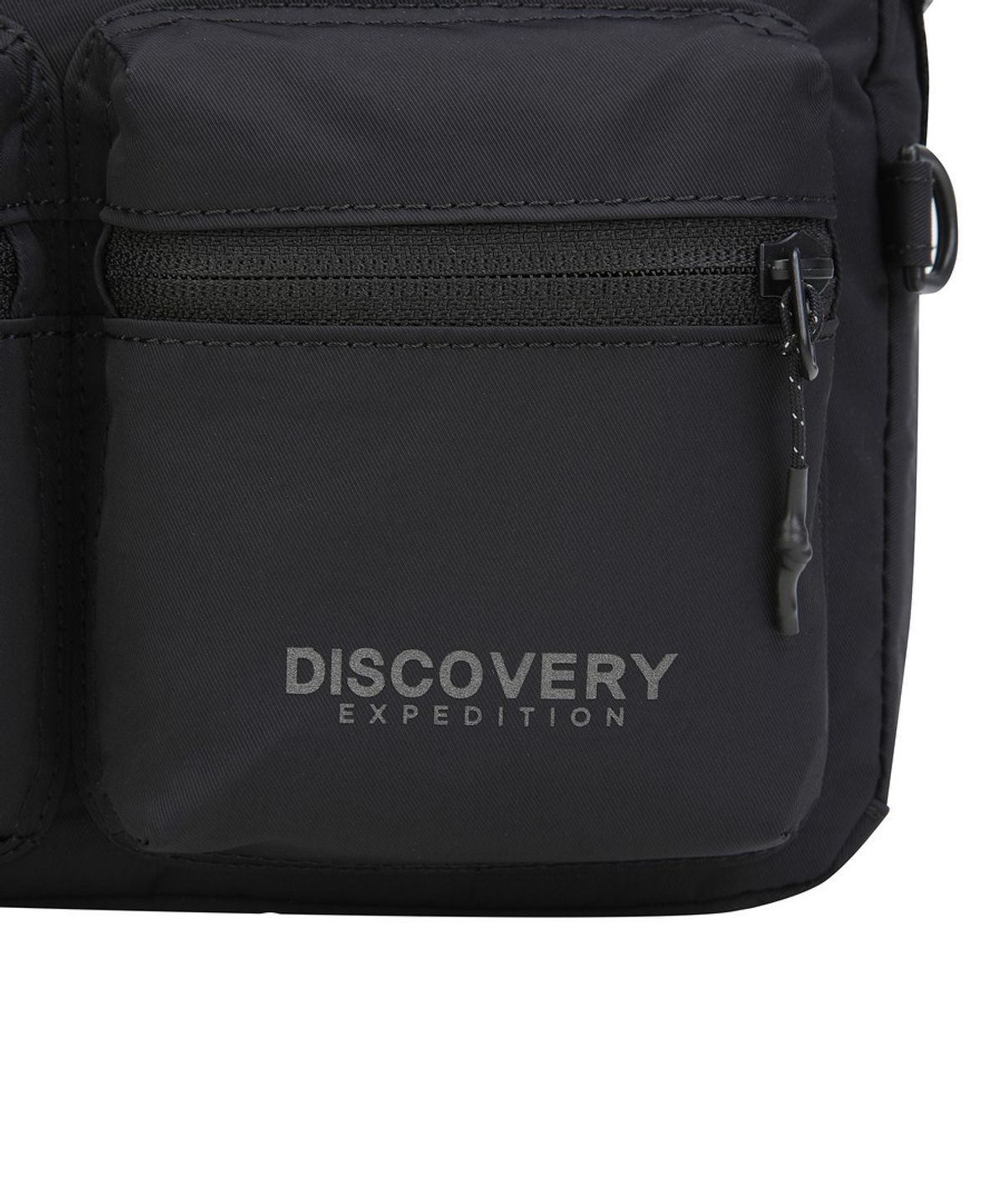 디스커버리 익스페디션(DISCOVERY EXPEDITION) 리너 투포켓 스퀘어 크로스백 (BLACK)
