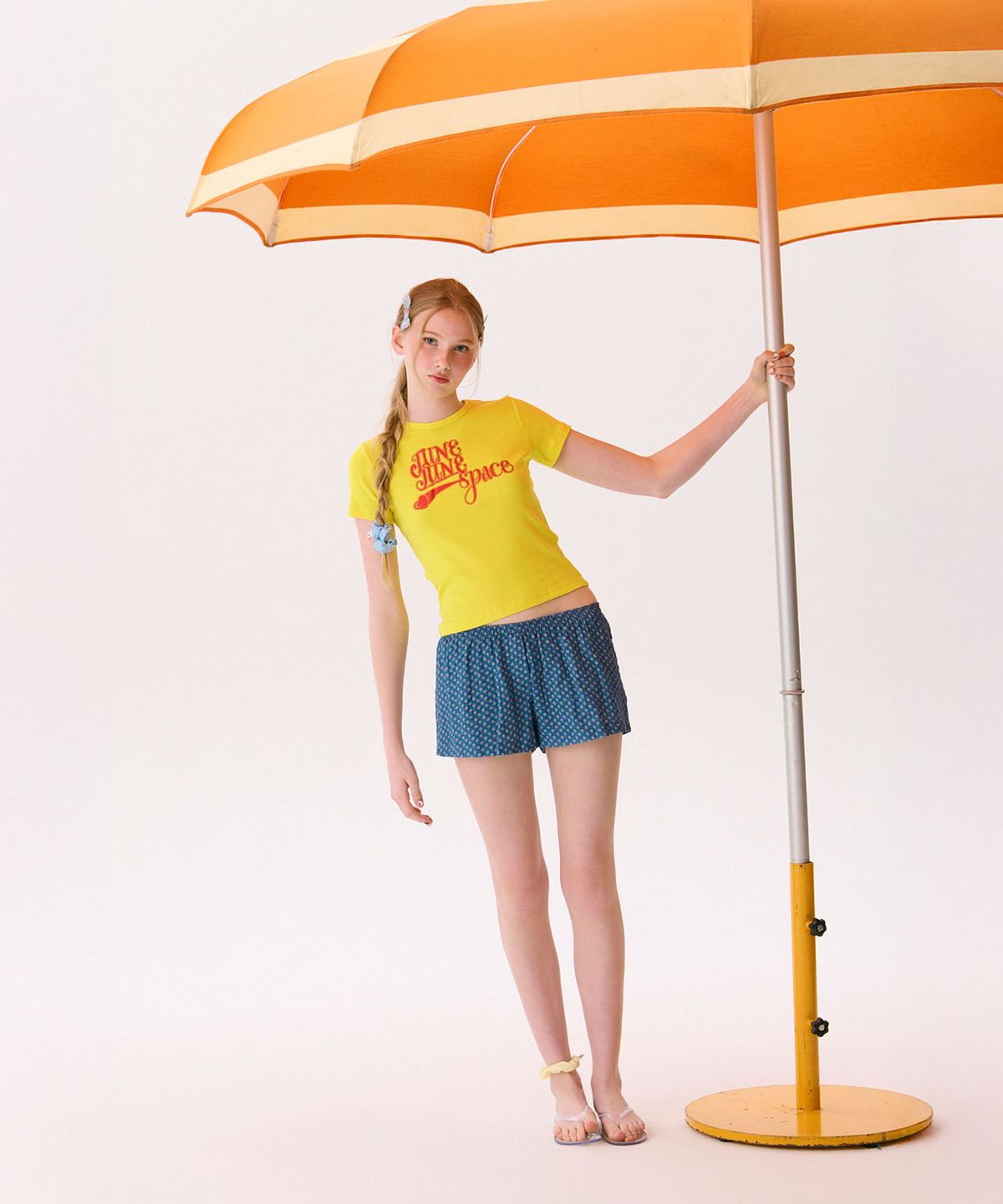준준스페이스(JUNEJUNE SPACE) Swashy Graphic T-shirts_Yellow(스와시 그래픽 티셔츠_노란색)