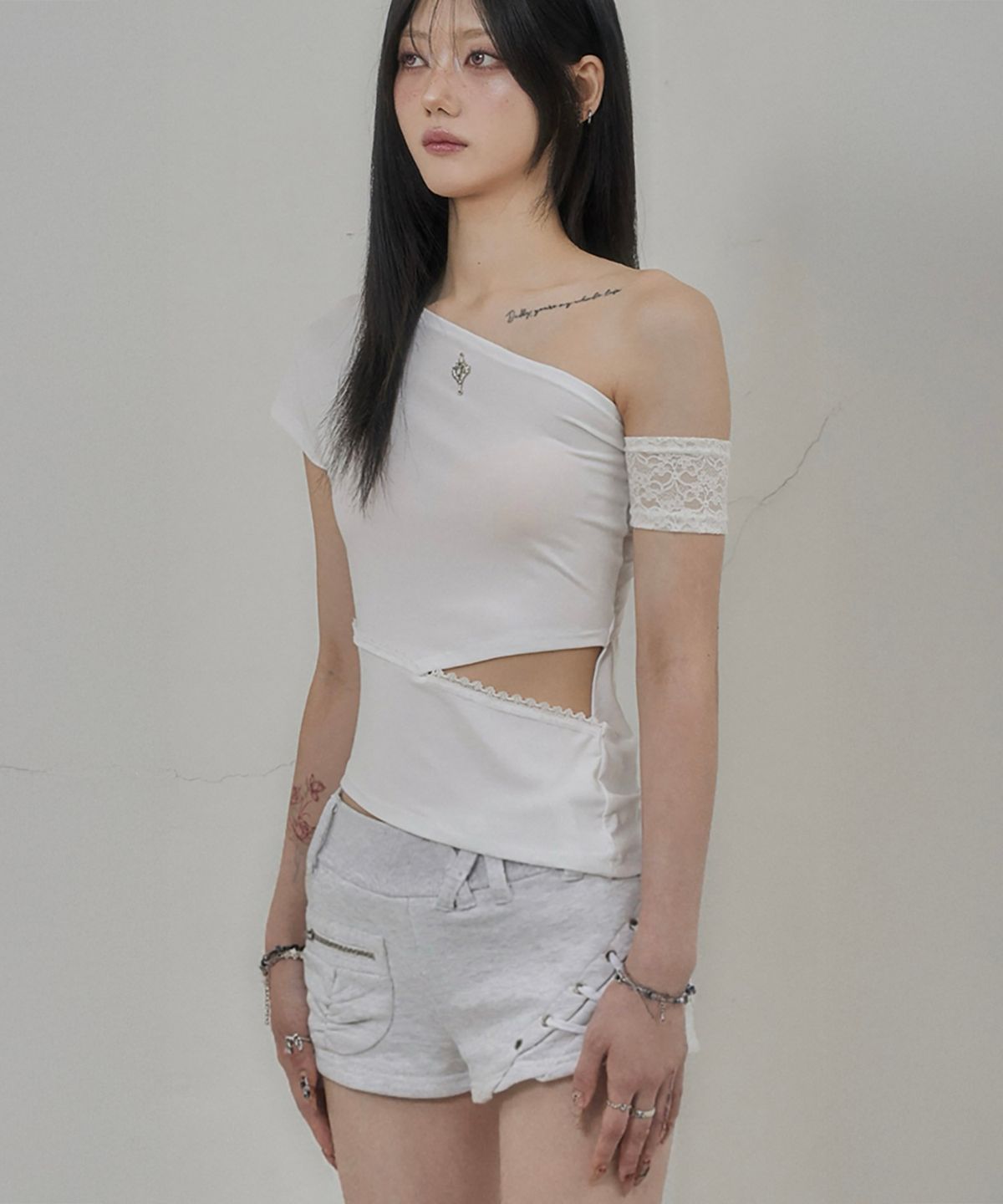 쇠아(SØAR) One-shoulder lace Cut-out Slit Top (WHITE)
