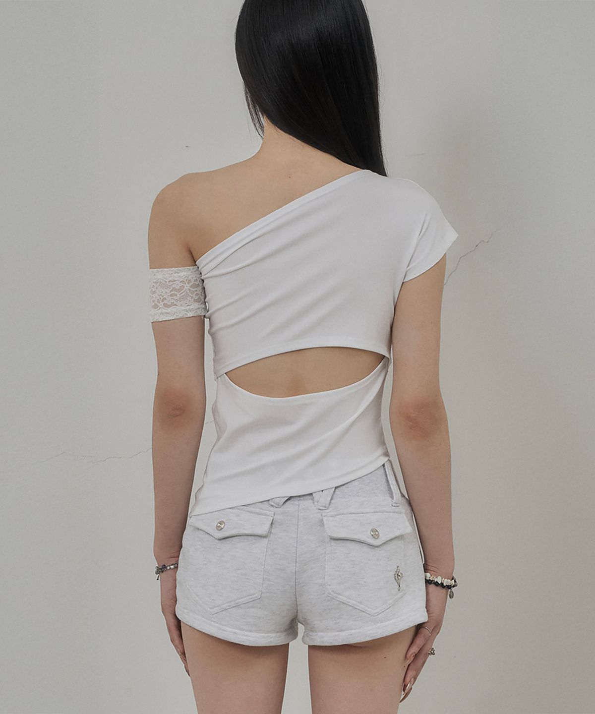 쇠아(SØAR) One-shoulder lace Cut-out Slit Top (WHITE)