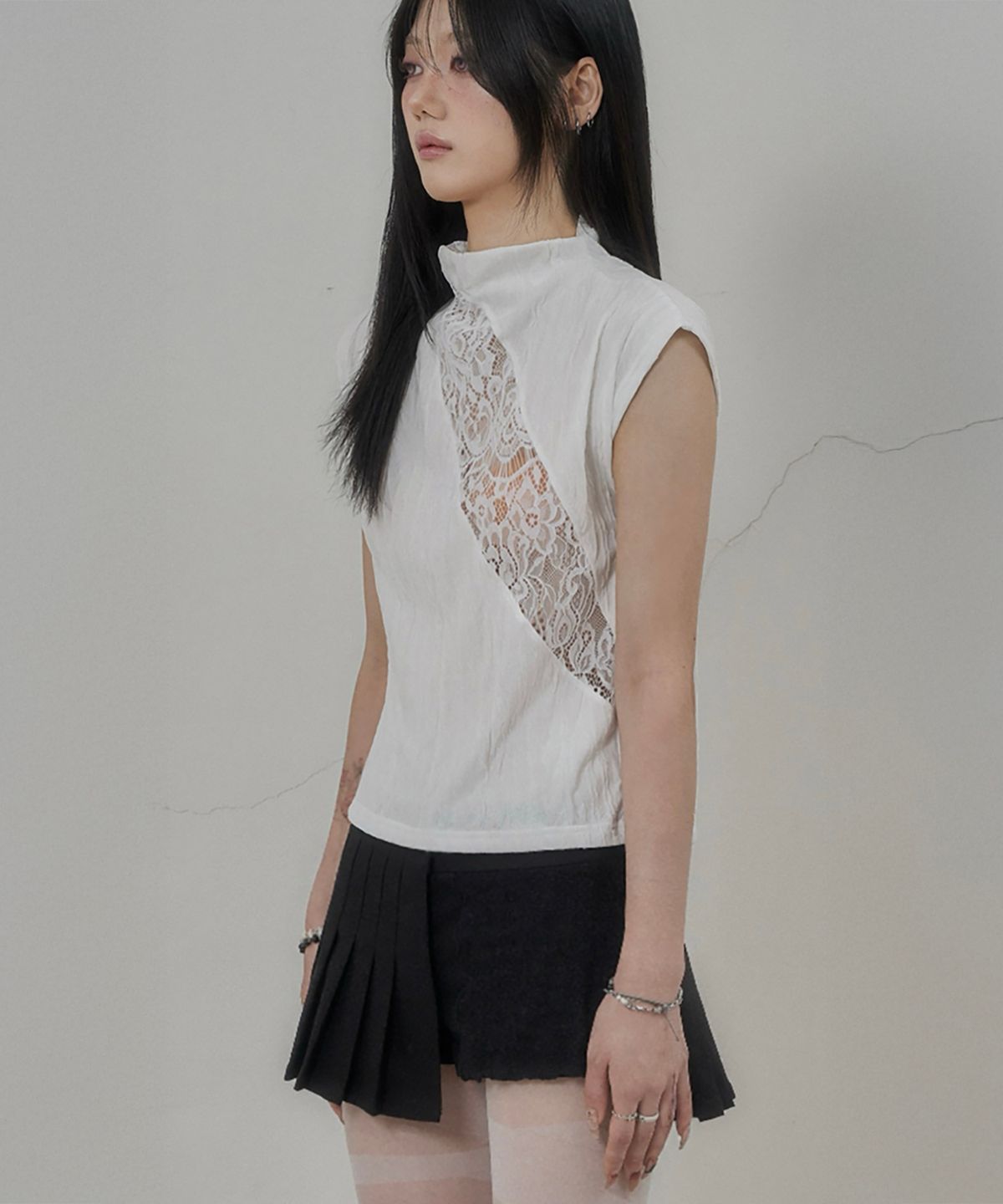 쇠아(SØAR) Crinkle Middle-Neck Lace Slit Top (WHITE)