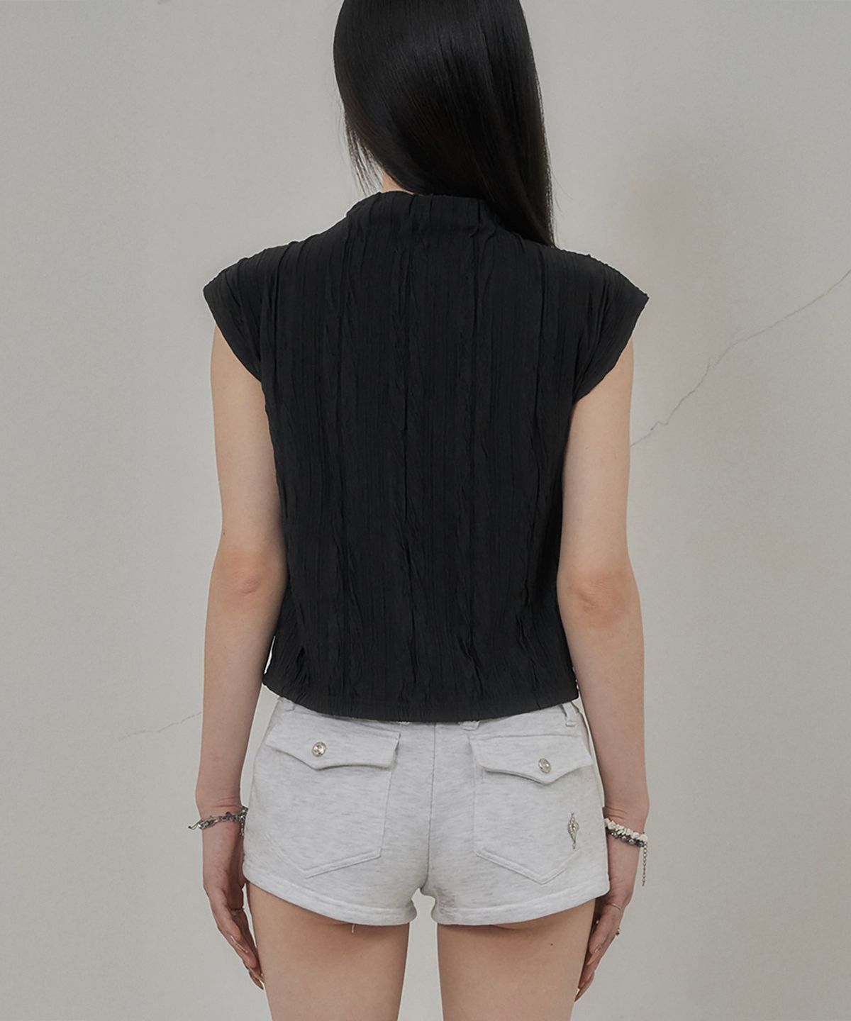 쇠아(SØAR) Crinkle Middle-Neck Lace Slit Top (BLACK)
