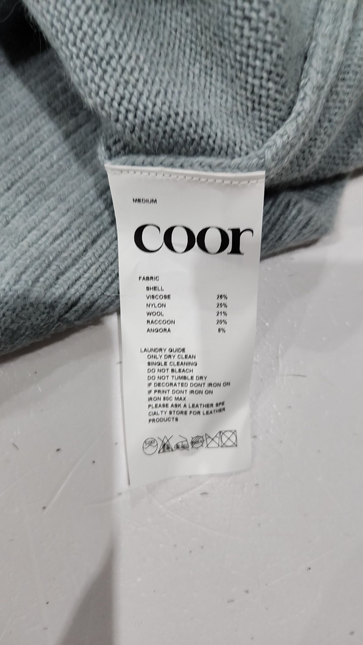 쿠어(COOR) 라쿤 쓰리 버튼 카라 스웨터 (베이비블루) M