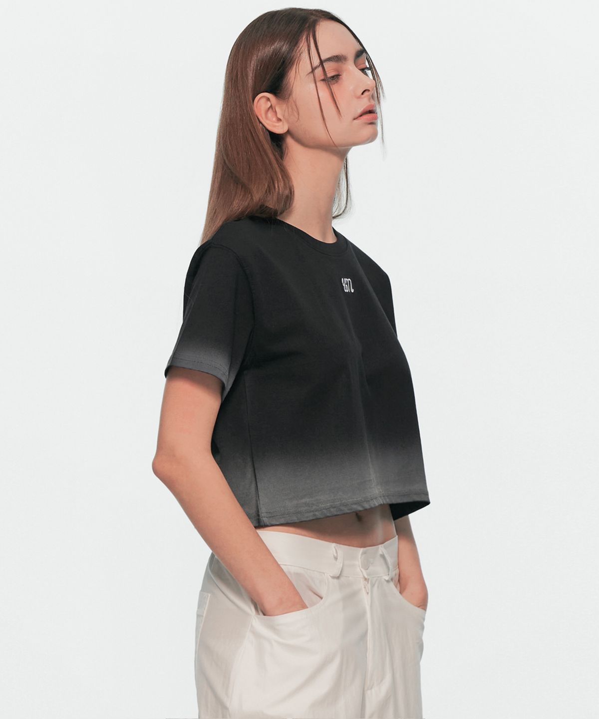 유움(UUM) WAVE GRADATION CROP T-SHIRT BLACK
