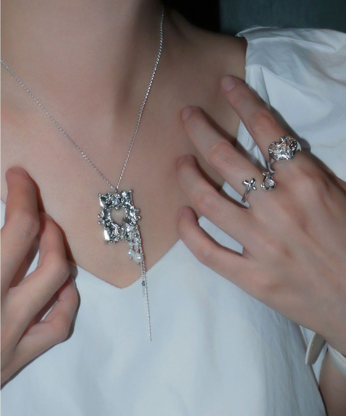 로아시(LOASI) melted heart frame necklace 02. pearl tail ver