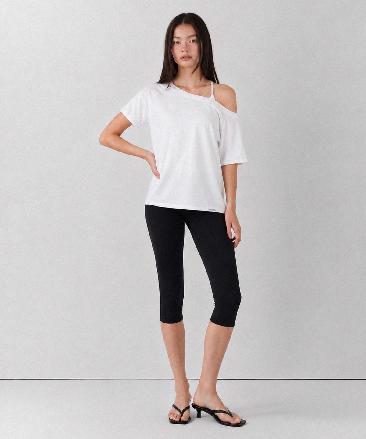 인지액티브(INJIACTIVE) Stretch Off-Shoulder Short Sleeve Top 화이트