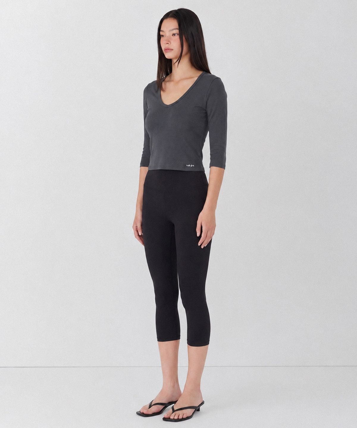 인지액티브(INJIACTIVE) Modal V-neck 7-Sleeve Top 차콜