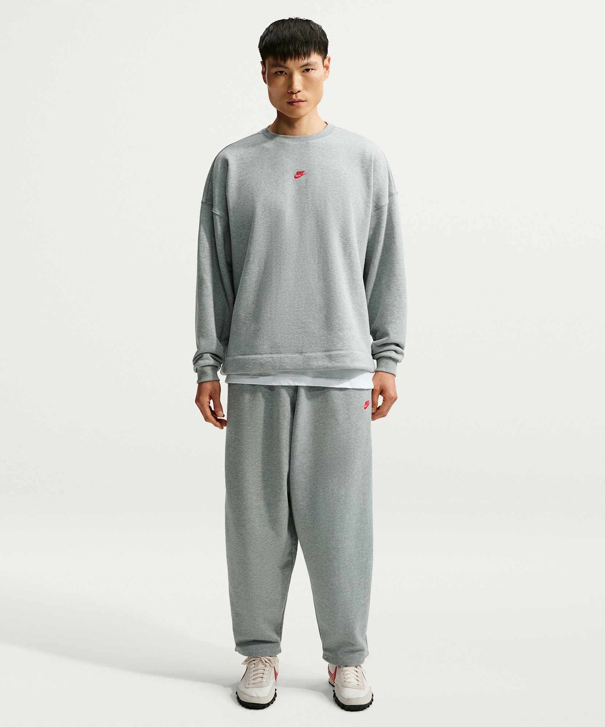 나이키(NIKE) 스포츠웨어 클럽 오버사이즈 프렌치 테리 크루넥 스웻셔츠 M - 다크 그레이 헤더:유니버시티 레드 / IF0748-064