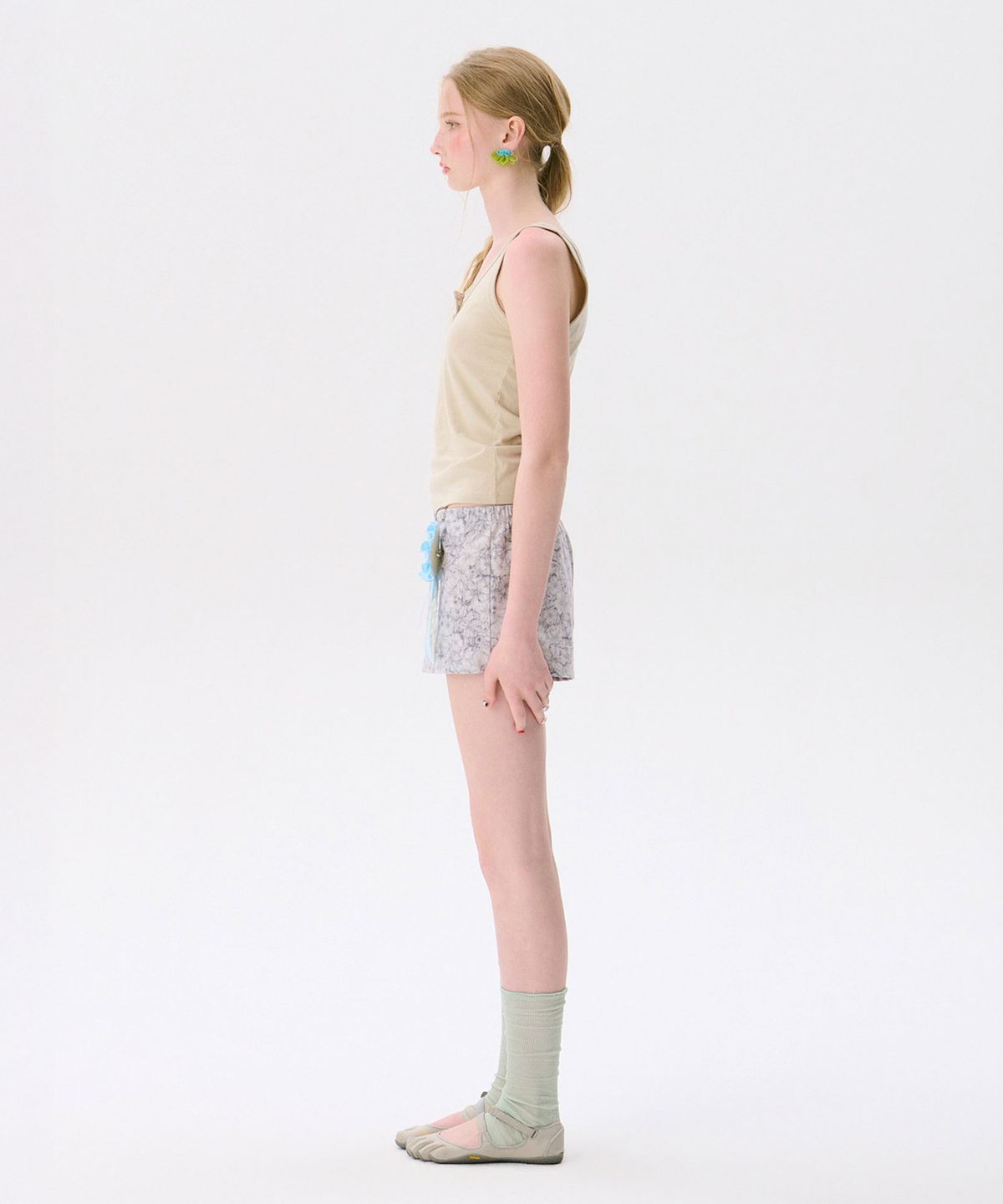 준준스페이스(JUNEJUNE SPACE) Henley Sleeveless Top_Beige(헨리 민소매 탑_베이지)