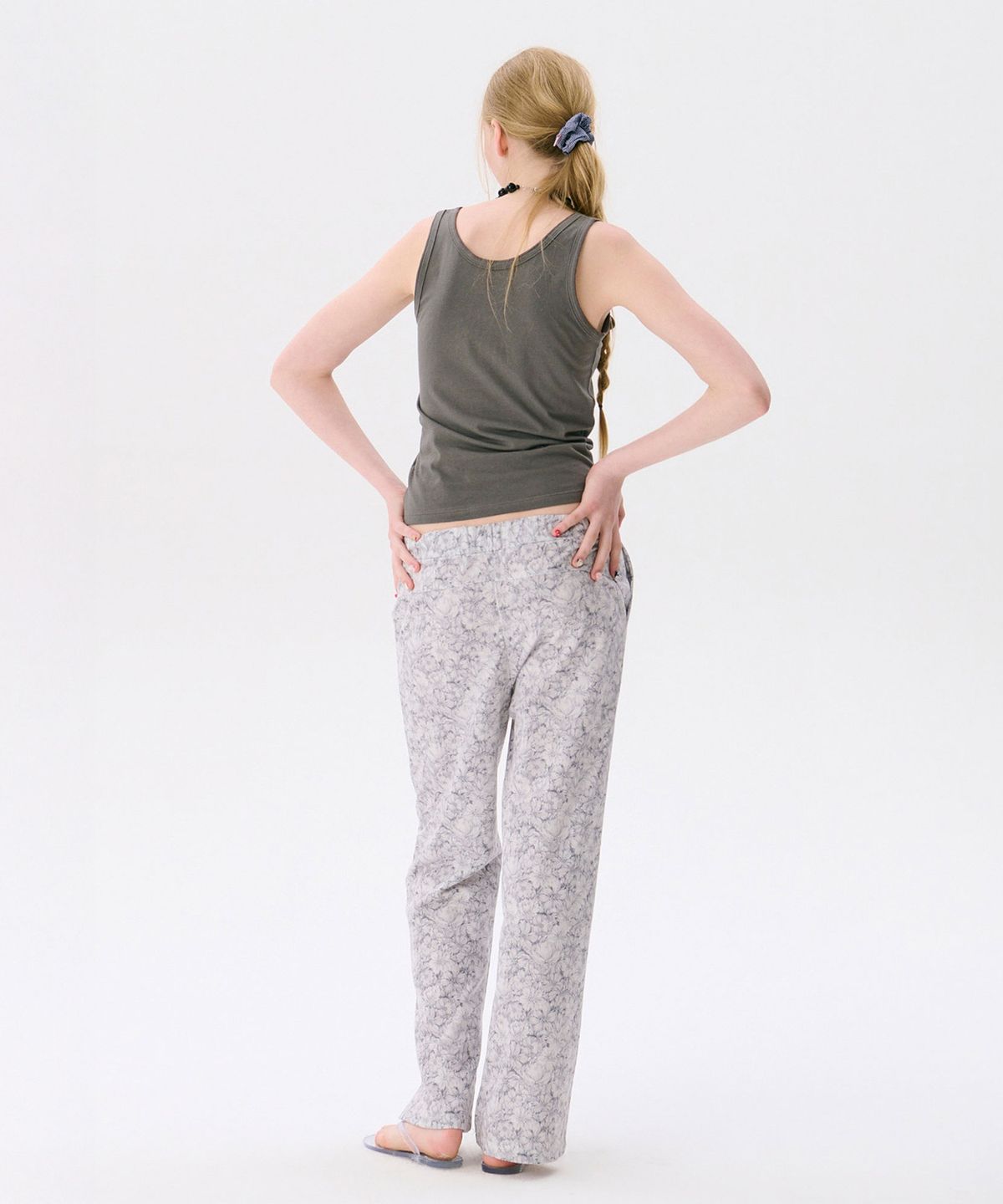준준스페이스(JUNEJUNE SPACE) Henley Sleeveless Top_Charcoal(헨리 민소매 탑_차콜)