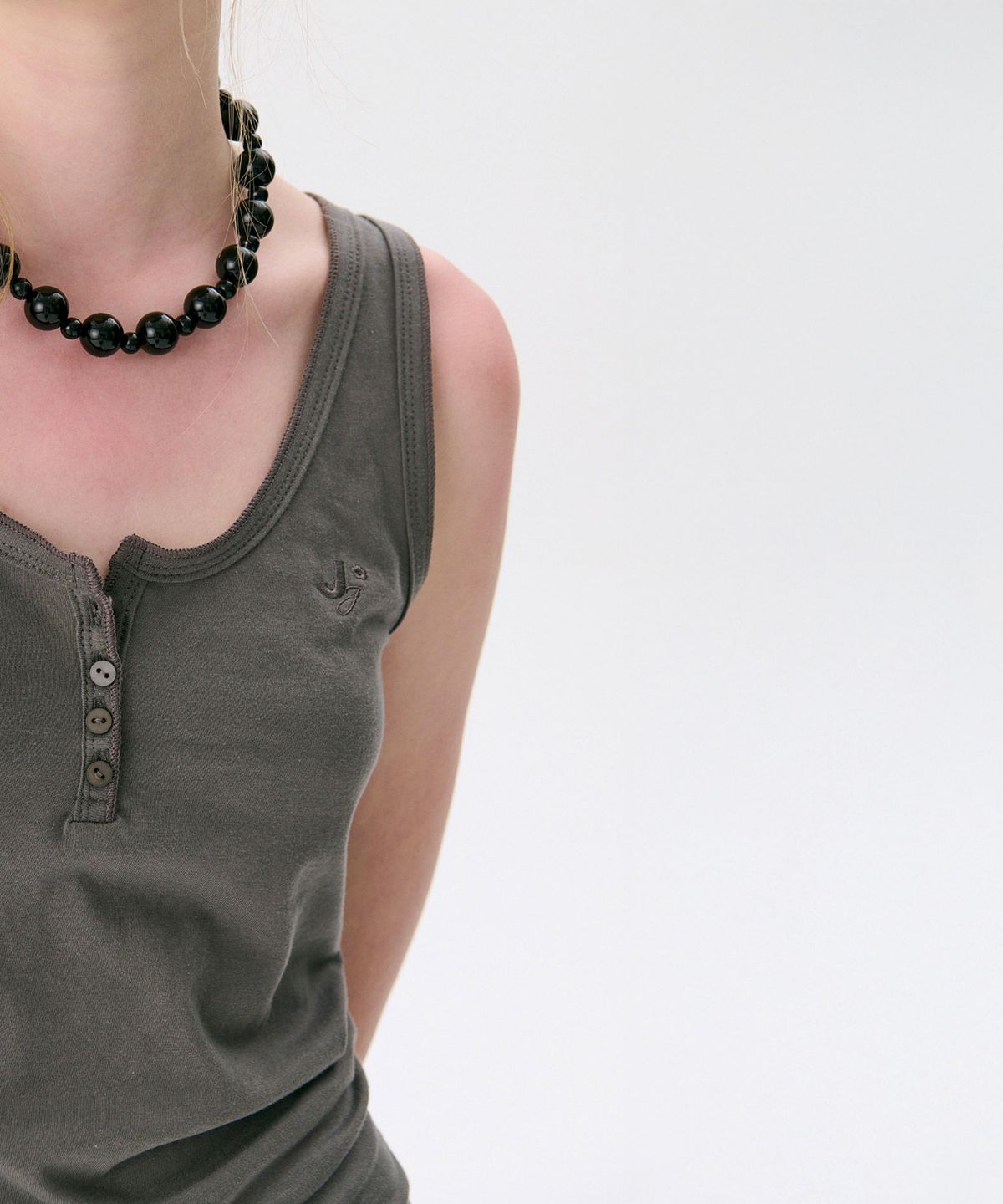 준준스페이스(JUNEJUNE SPACE) Henley Sleeveless Top_Charcoal(헨리 민소매 탑_차콜)