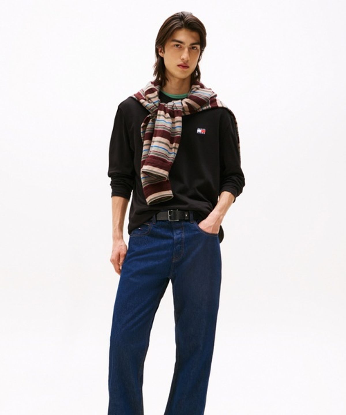 타미진스(TOMMY JEANS) 레귤러 핏 배지 티셔츠 (T32G7TTO24TMT1BDS)
