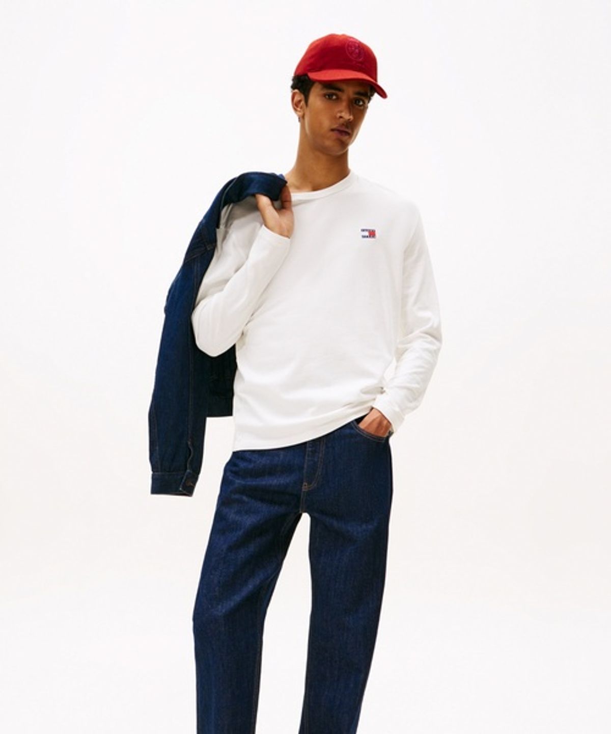 타미진스(TOMMY JEANS) 레귤러 핏 배지 티셔츠 (T32G7TTO24TMT1YBL)