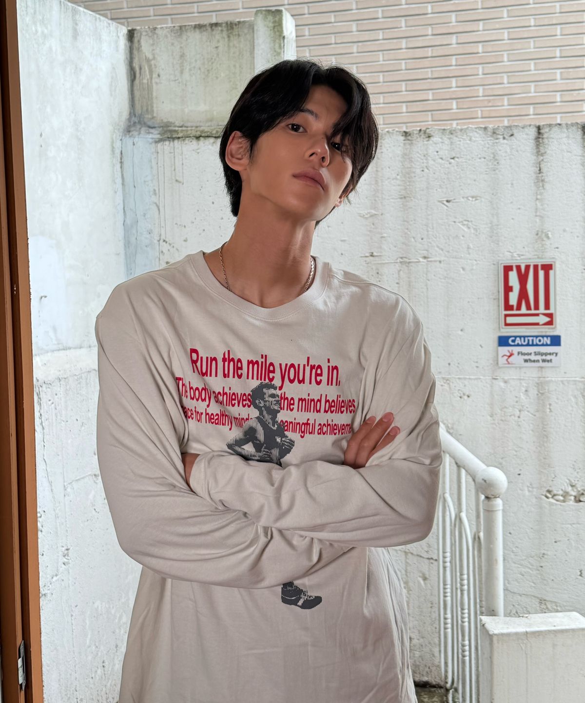 아모우(AMOU) Run the mile Long Sleeve LIGHT GRAY