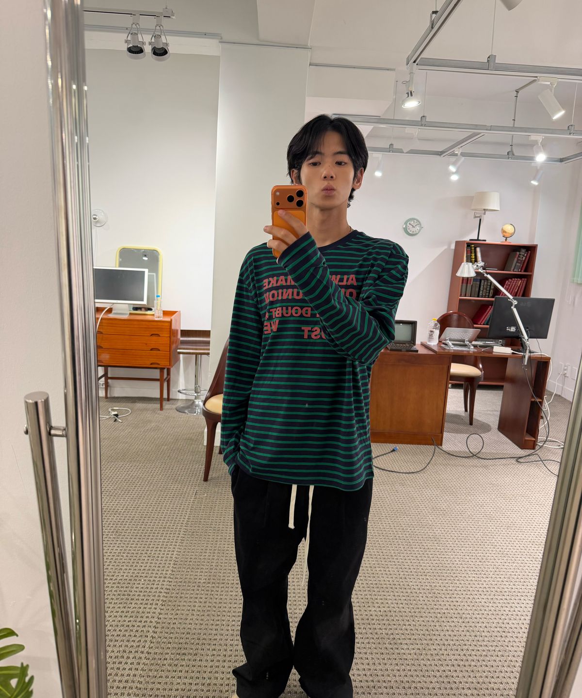 아모우(AMOU) Lettering Stripe Long Sleeve GREEN