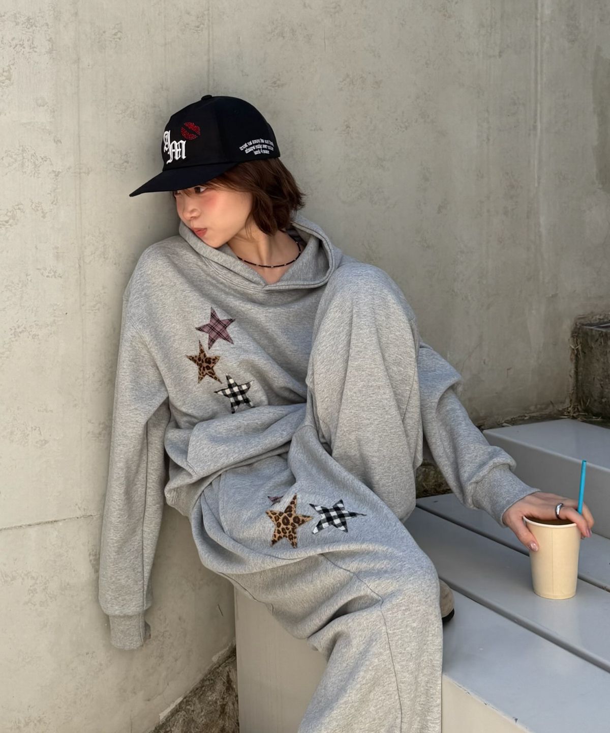 아모우(AMOU) Mix Star Applique Hoodie GRAY