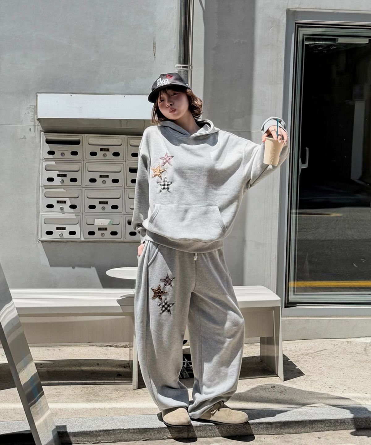 아모우(AMOU) Mix Star Applique Hoodie GRAY