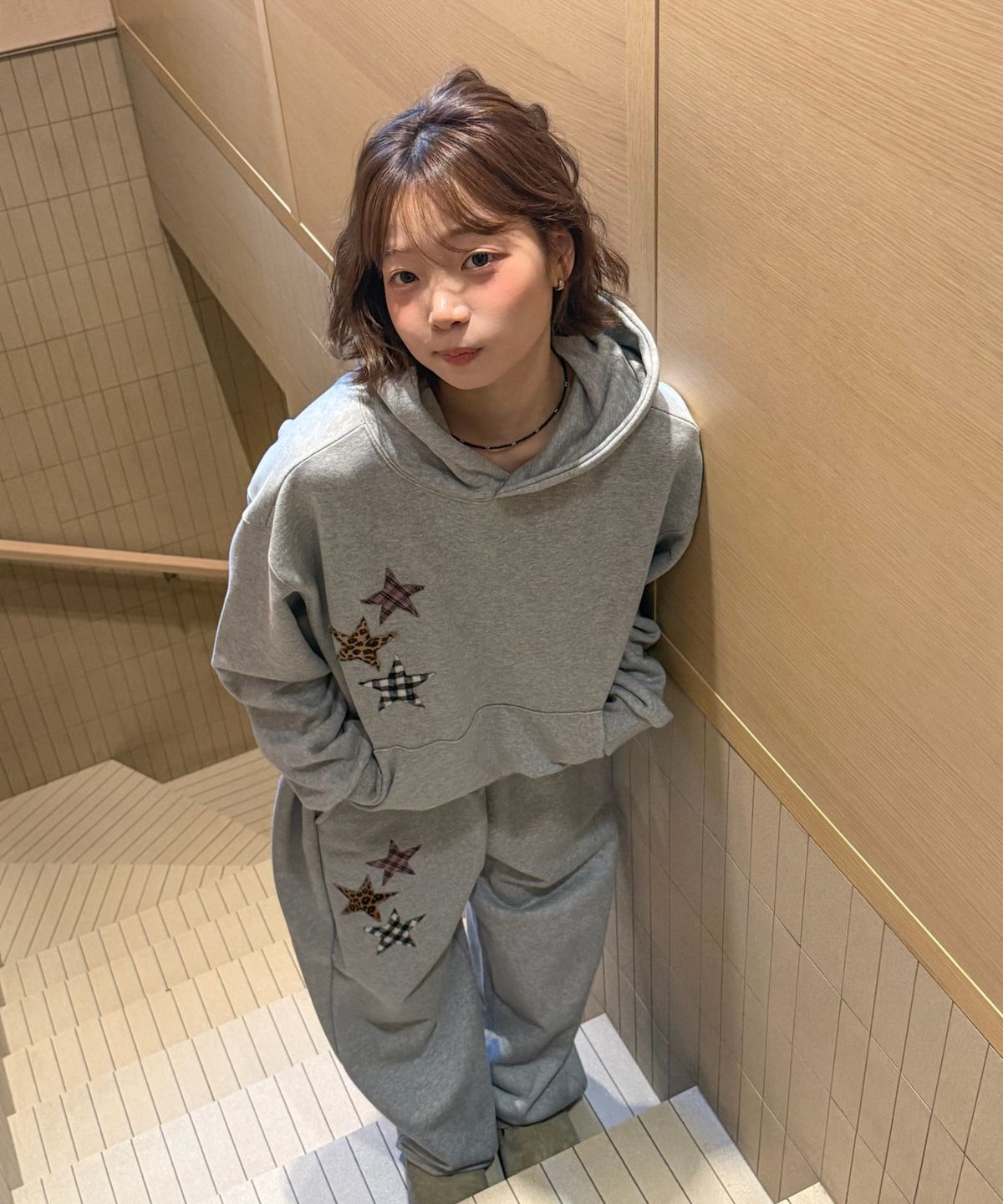아모우(AMOU) Mix Star Applique Hoodie GRAY
