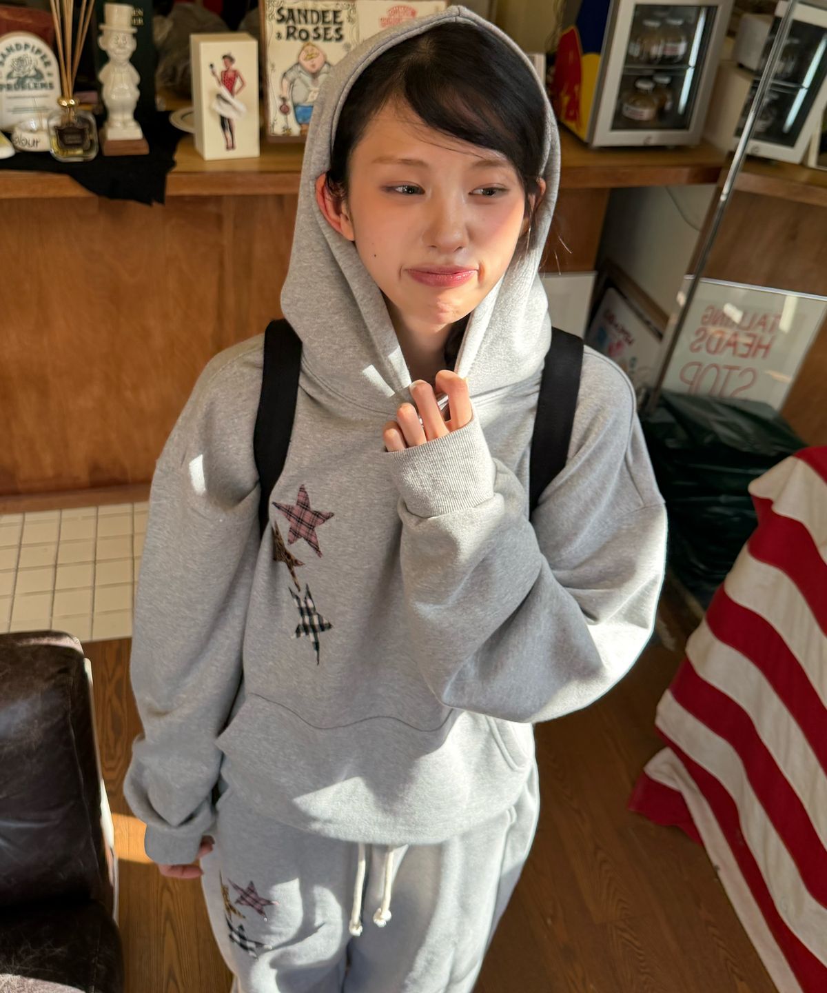 아모우(AMOU) Mix Star Applique Hoodie GRAY