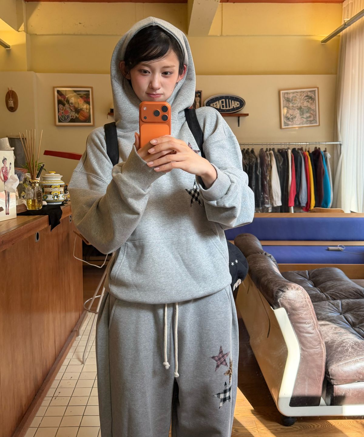 아모우(AMOU) Mix Star Applique Hoodie GRAY