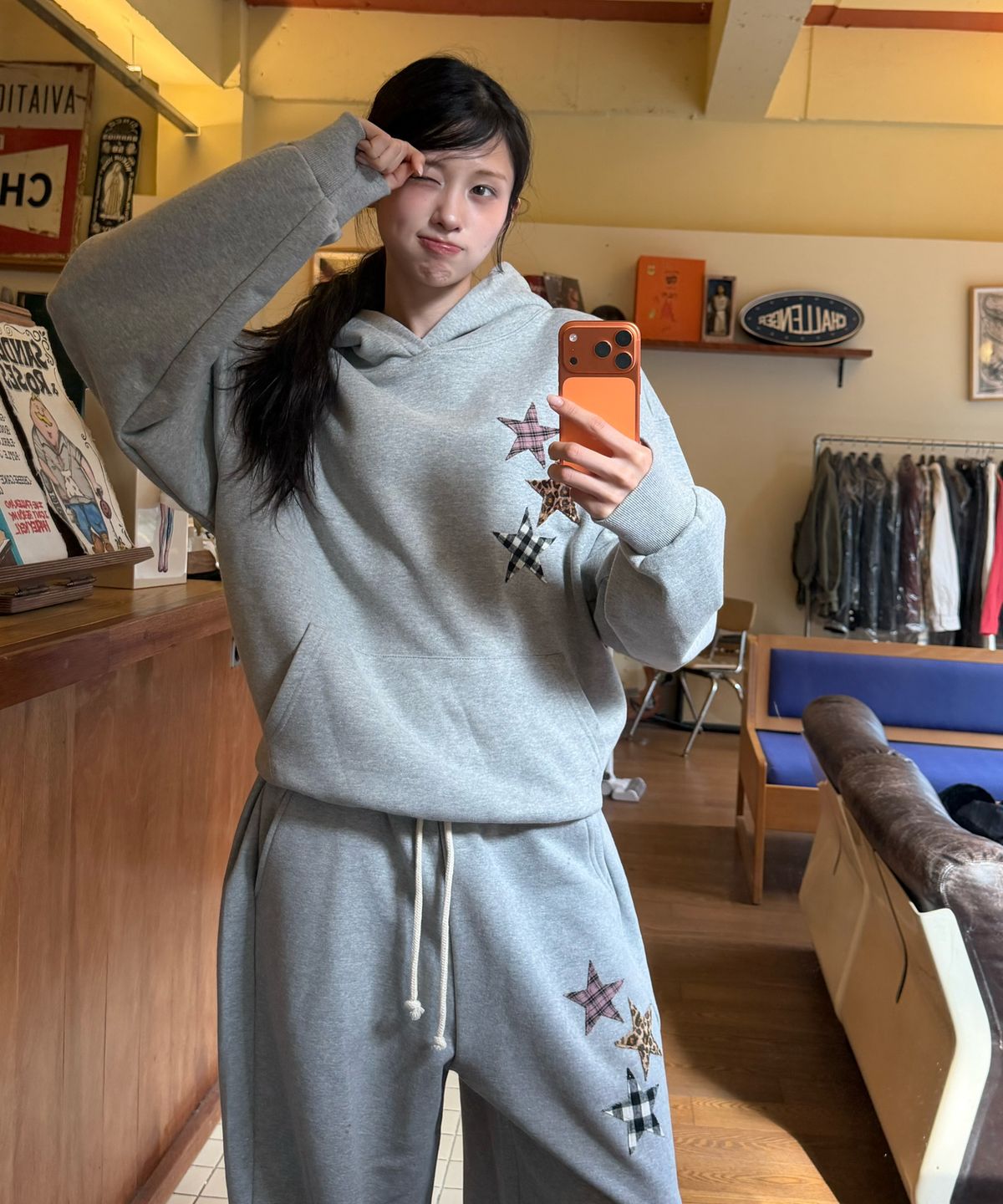 아모우(AMOU) Mix Star Applique Hoodie GRAY