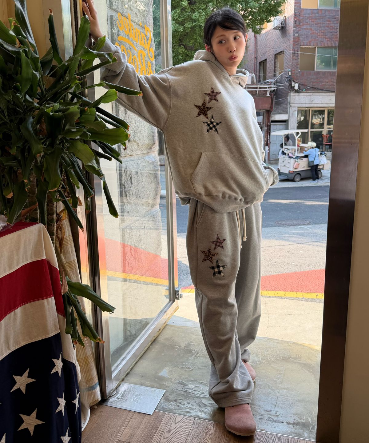 아모우(AMOU) Mix Star Applique Hoodie GRAY