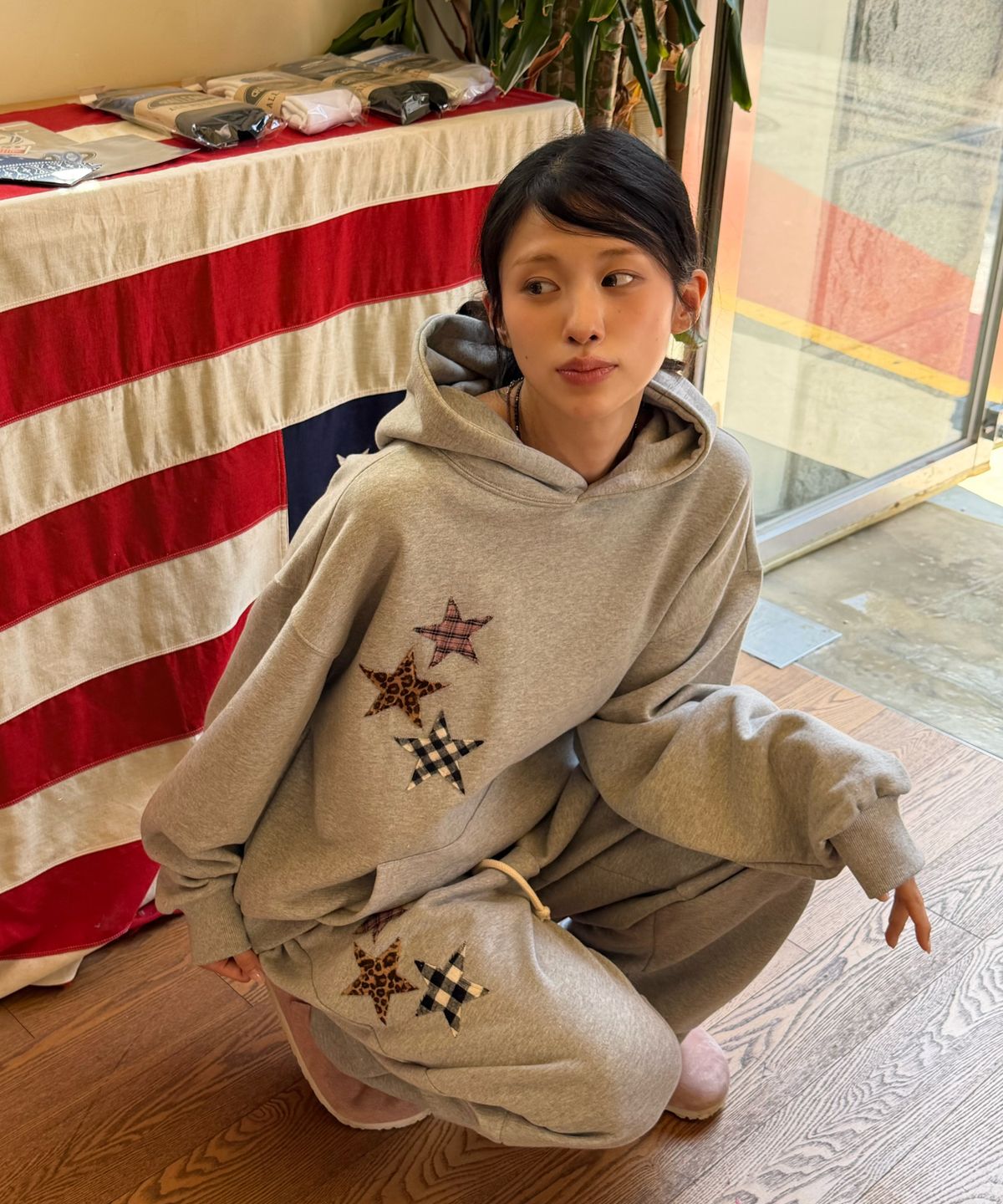 아모우(AMOU) Mix Star Applique Hoodie GRAY