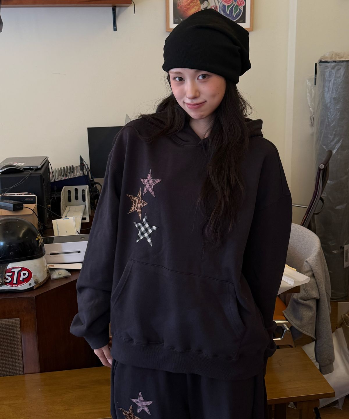 아모우(AMOU) Mix Star Applique Hoodie BLACK