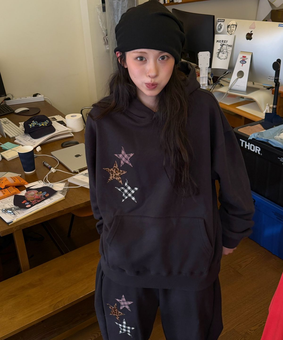 아모우(AMOU) Mix Star Applique Hoodie BLACK