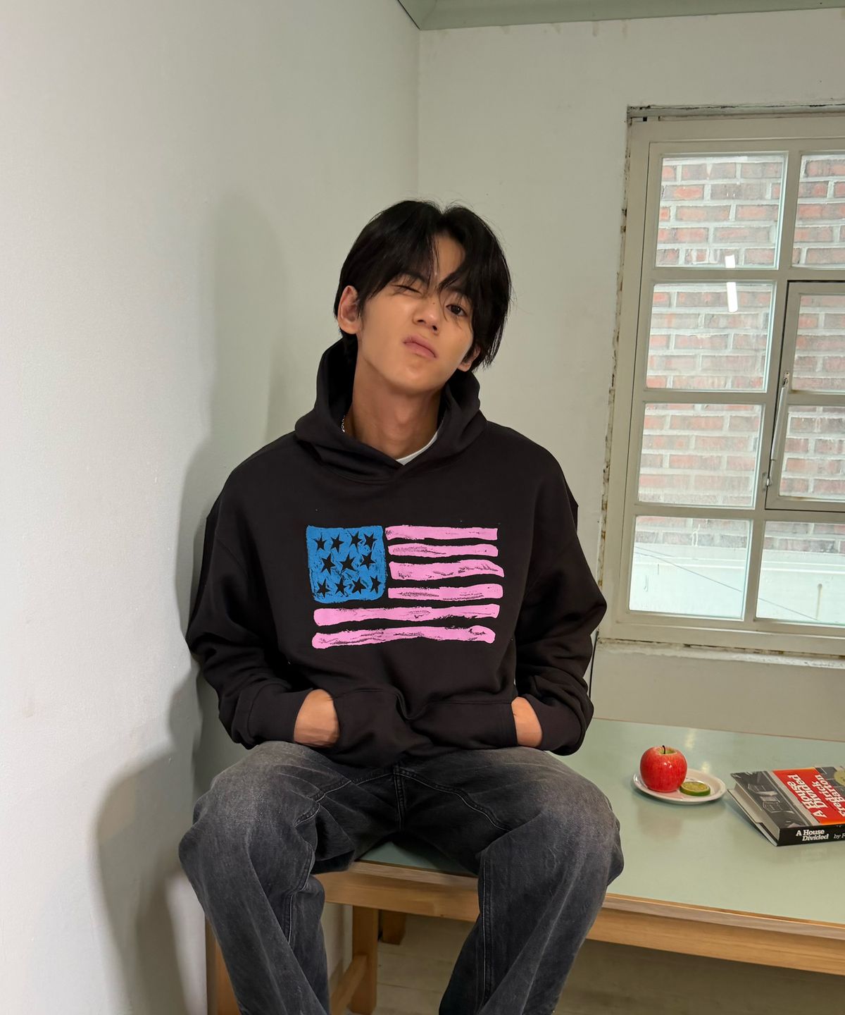 아모우(AMOU) USA Painted Hoodie BLACK