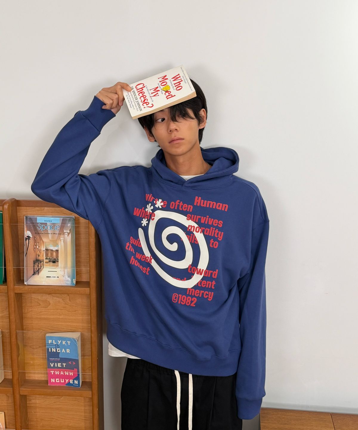 아모우(AMOU) Molly Lettering Hoodie BLUE