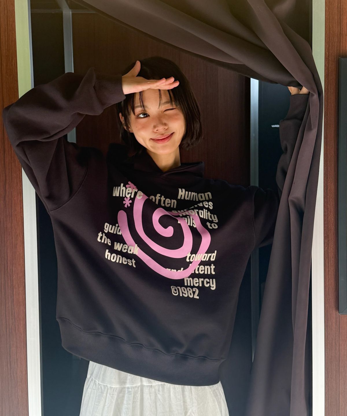 아모우(AMOU) Molly Lettering Hoodie BLACK