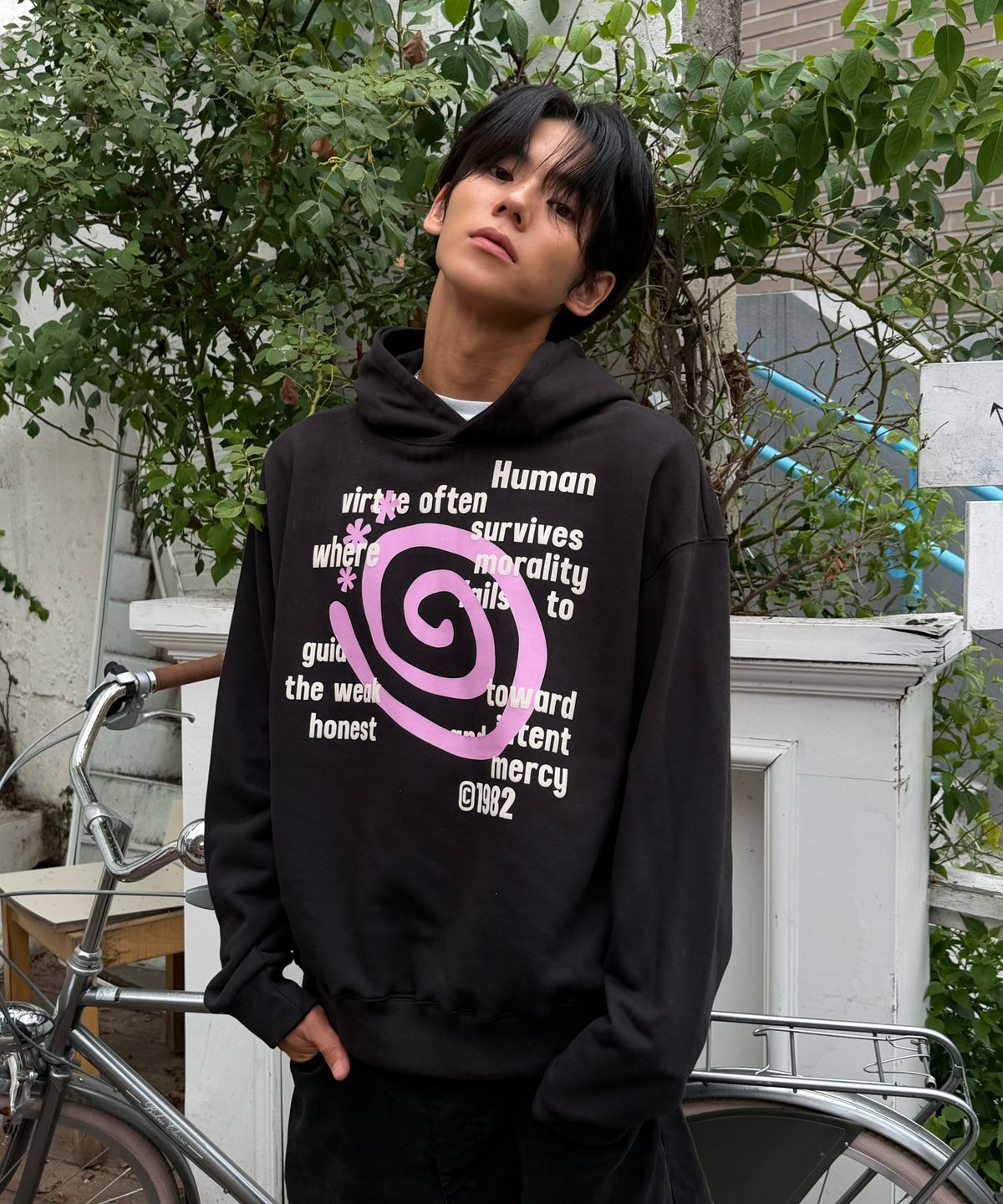 아모우(AMOU) Molly Lettering Hoodie BLACK