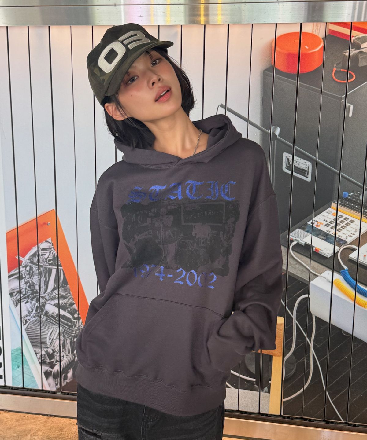 아모우(AMOU) Static Hoodie CHACOAL GRAY