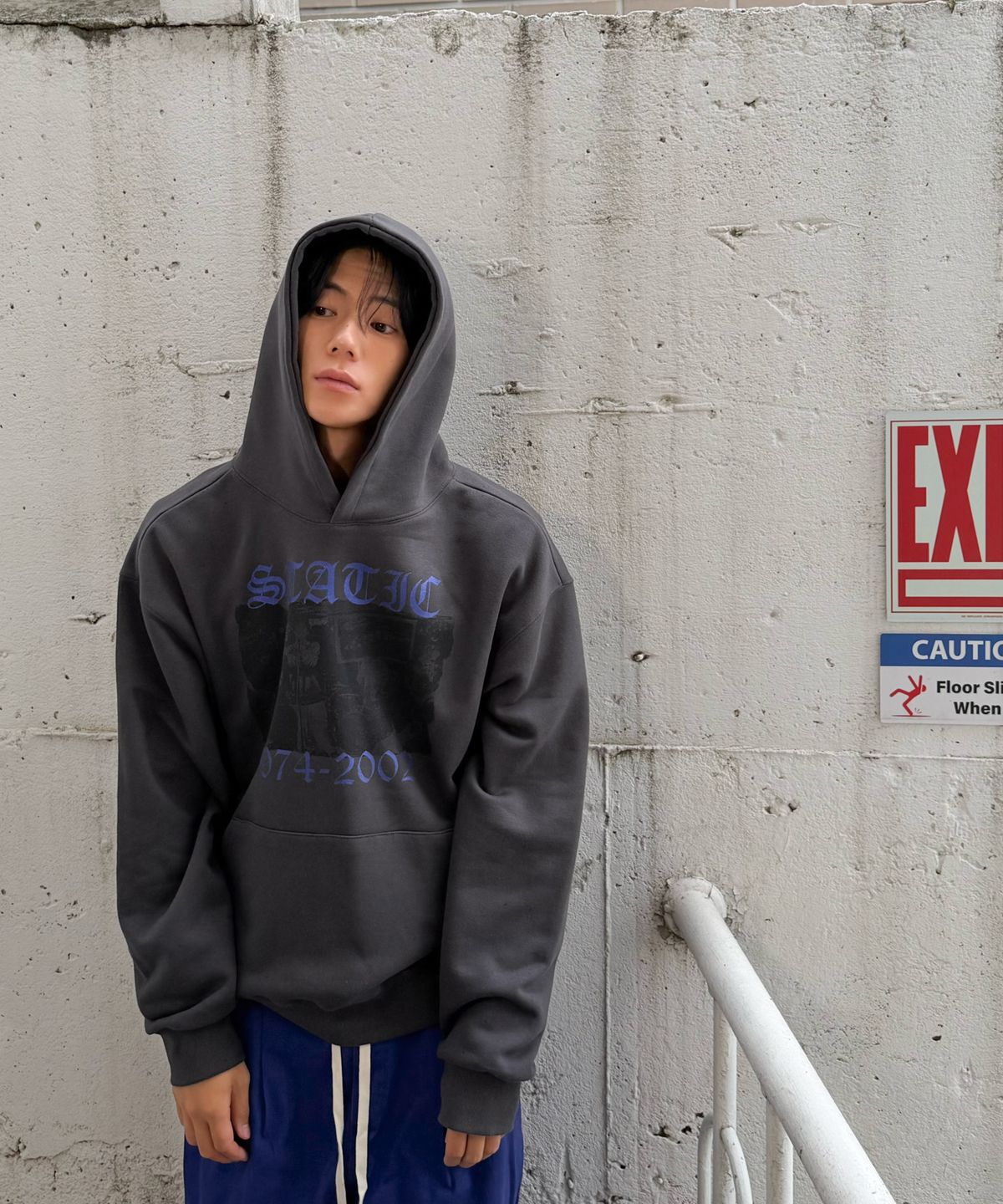 아모우(AMOU) Static Hoodie CHACOAL GRAY