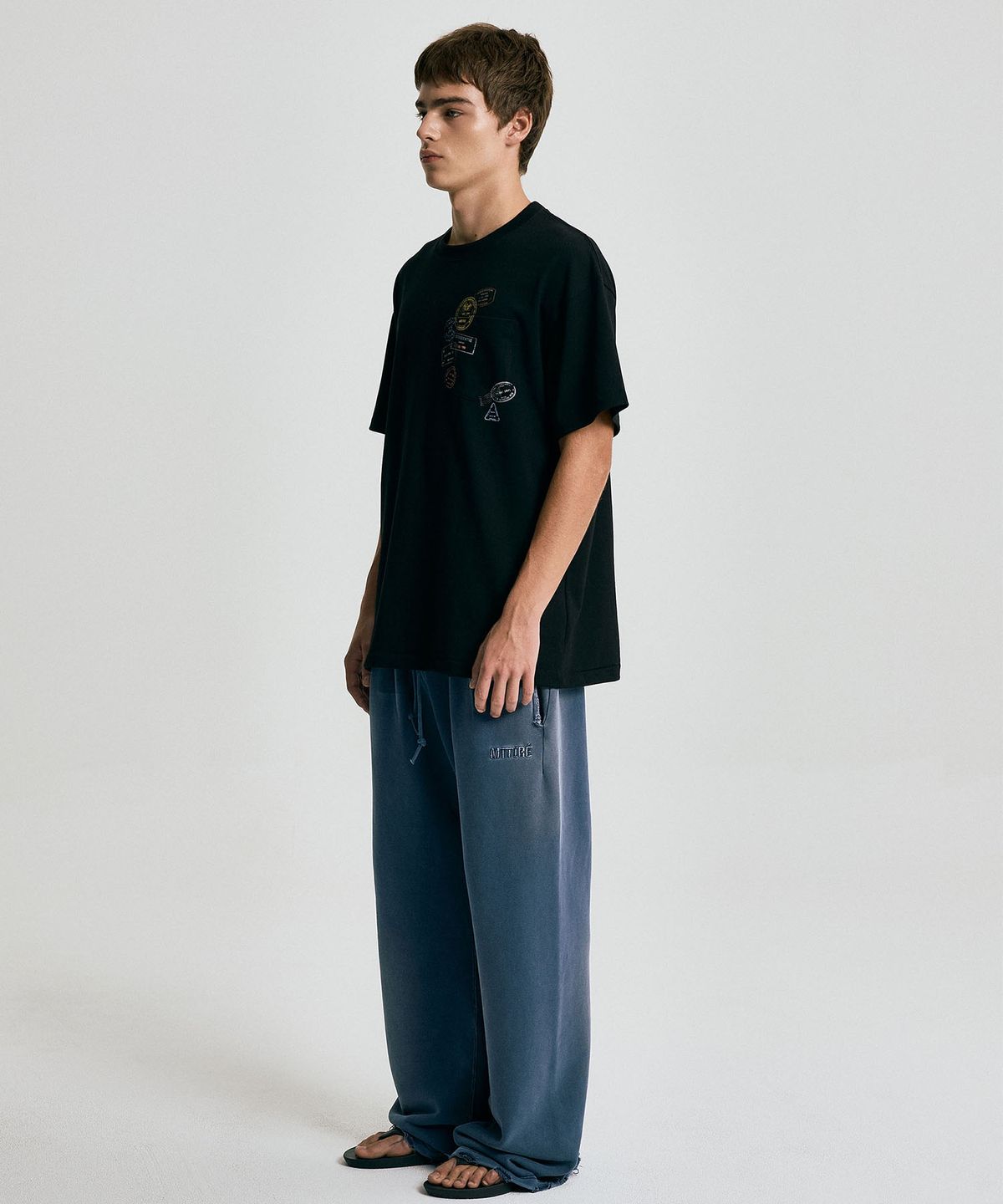 마티레(MTTIRÉ) PASSPORT STAMP T-SHIRT / BLACK
