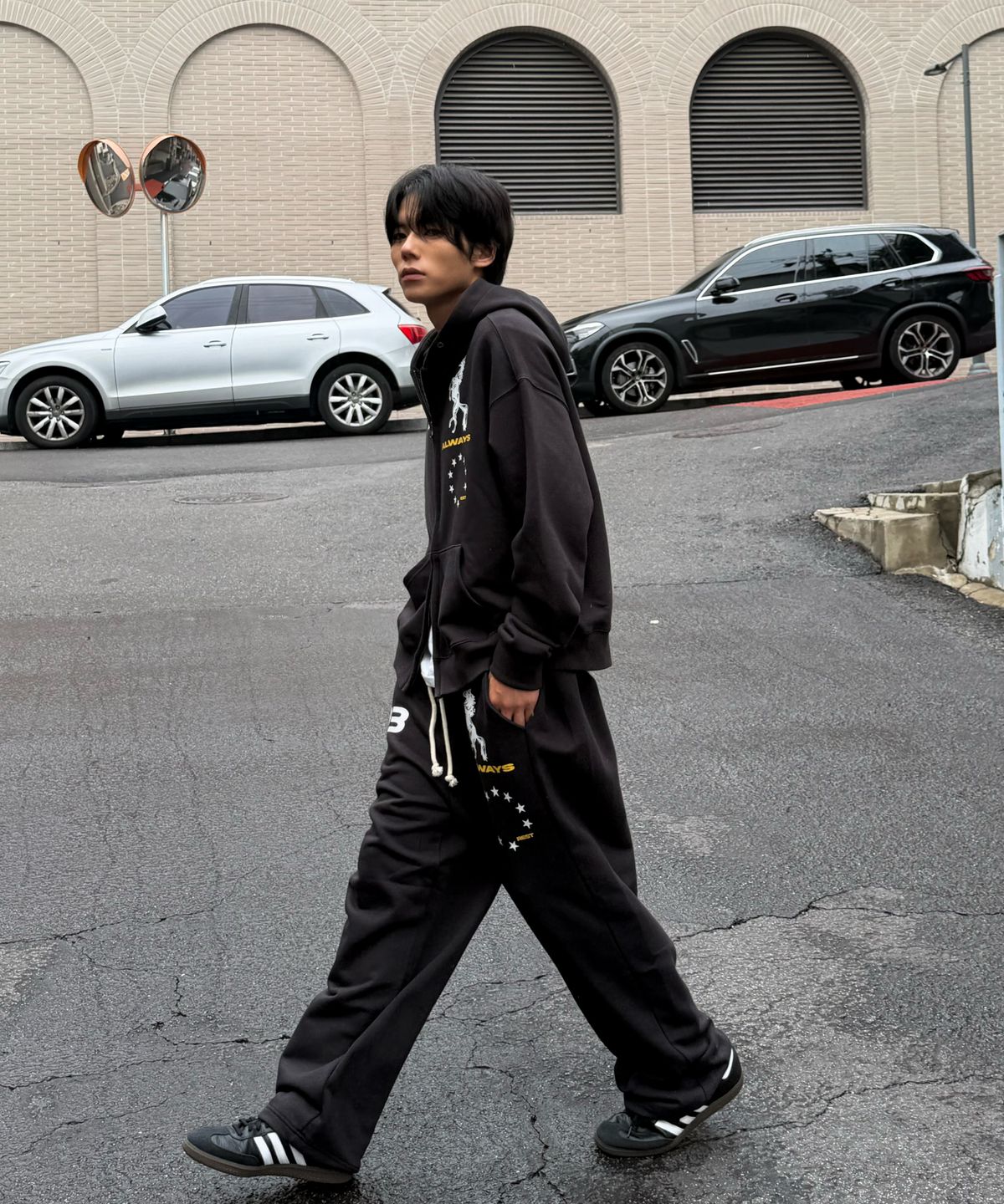 아모우(AMOU) AMOU Horse Hoodie Zip-up BLACK