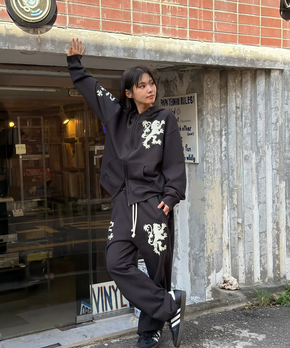 아모우(AMOU) Lion Hoodie Zip-up BLACK