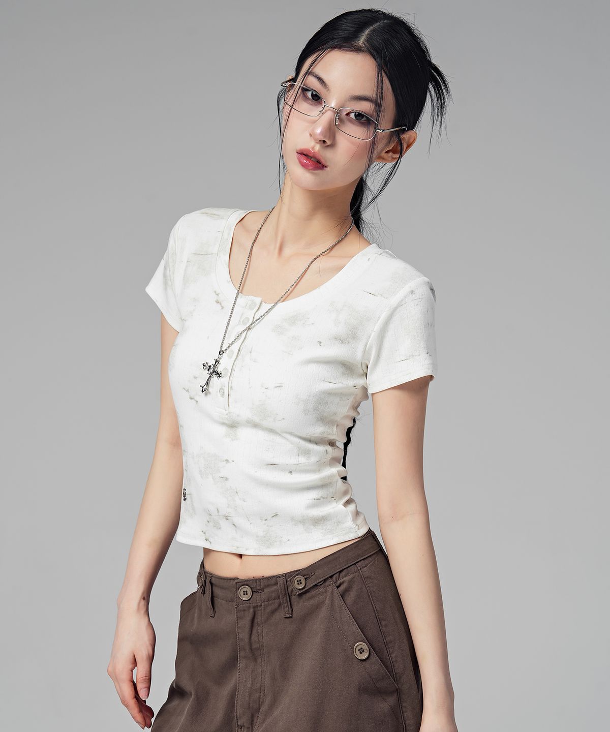 어반드레스(AVANDRESS) 세나 포그 헨리 넥 티셔츠_2COL