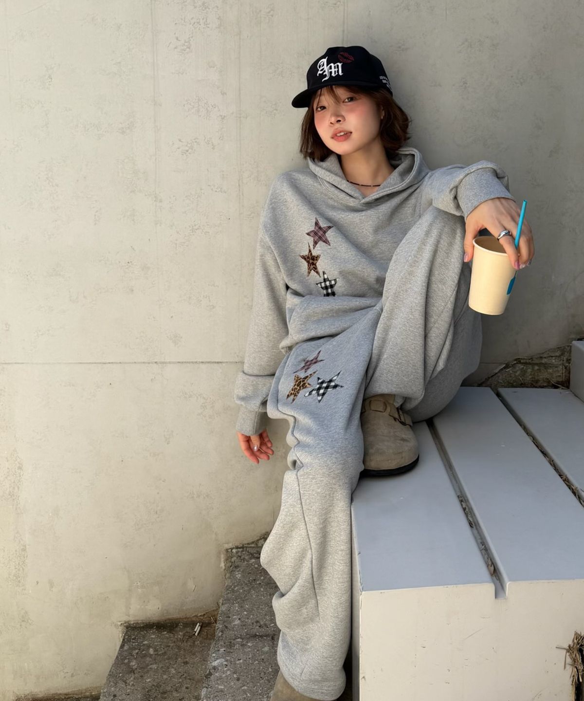 아모우(AMOU) Mix Star Applique Sweat pants GRAY