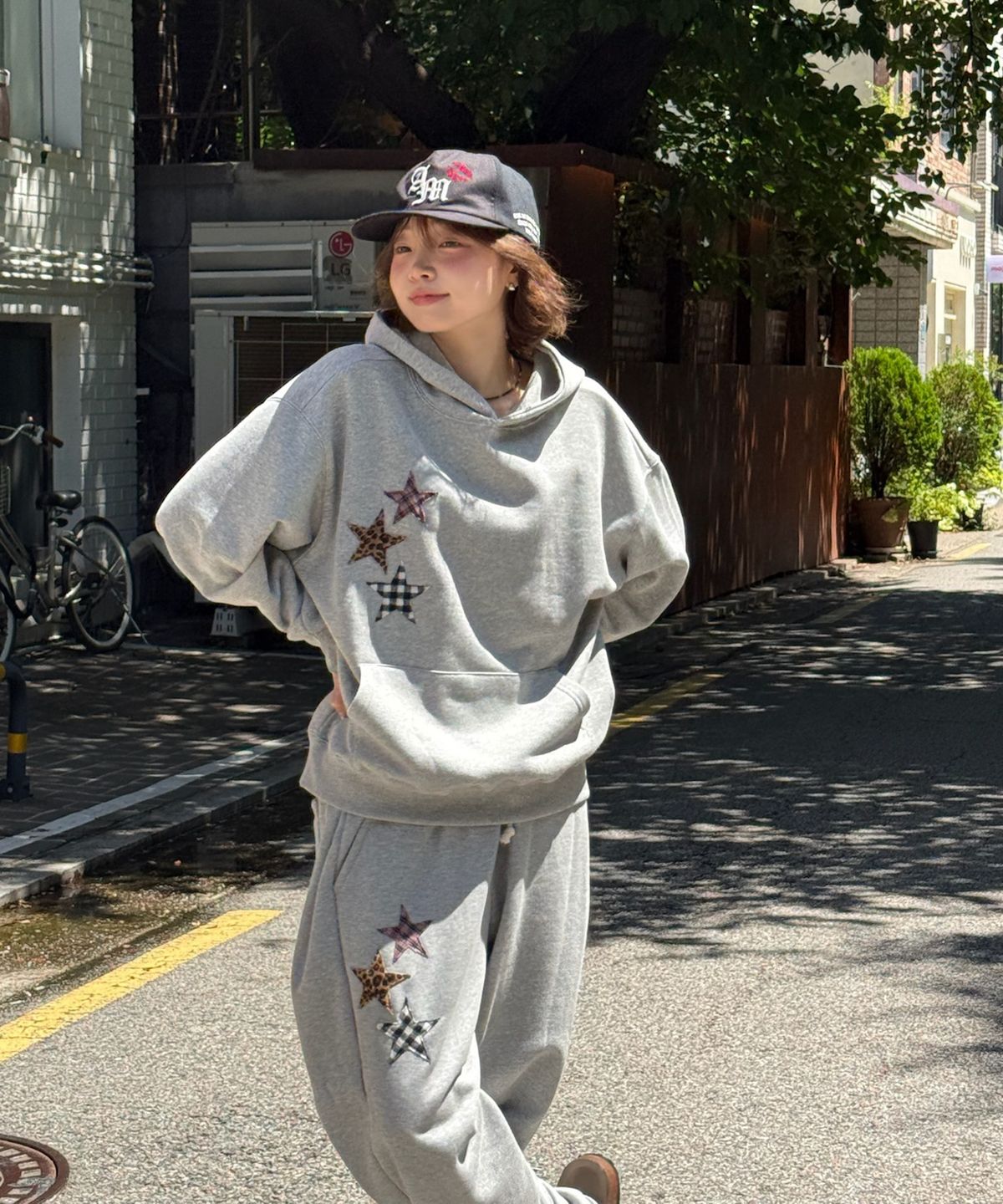 아모우(AMOU) Mix Star Applique Sweat pants GRAY