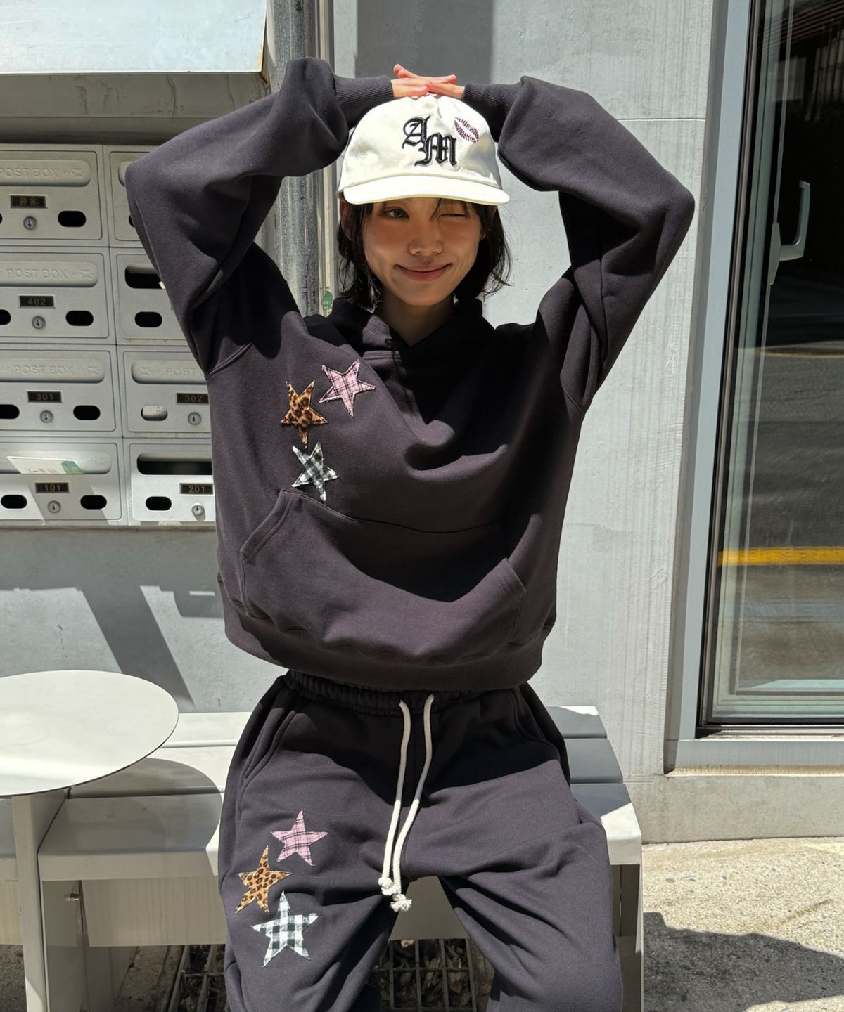 아모우(AMOU) Mix Star Applique Sweat pants BLACK