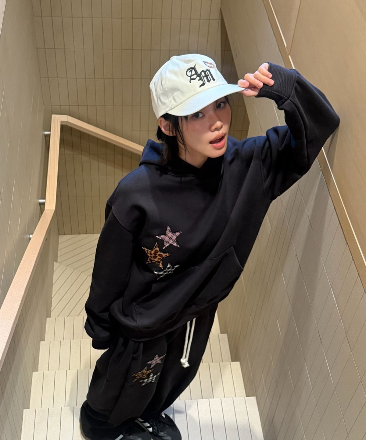 아모우(AMOU) Mix Star Applique Sweat pants BLACK