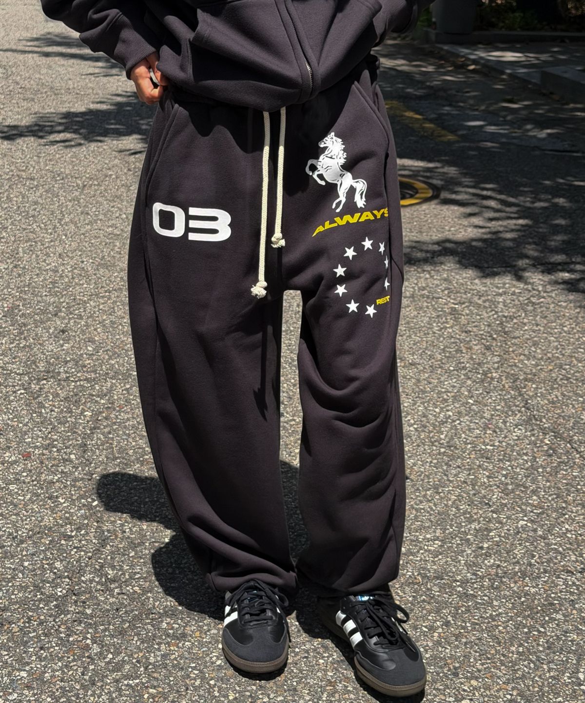 아모우(AMOU) AMOU Horse Sweat pants BLACK