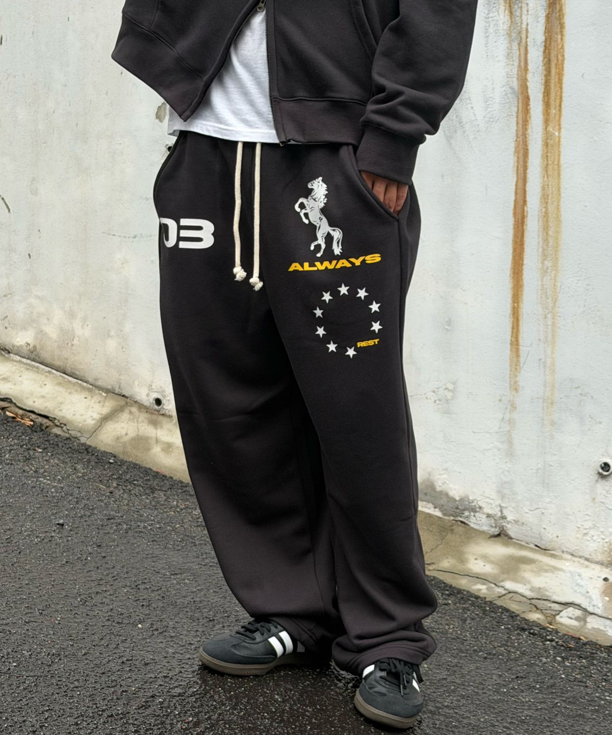 아모우(AMOU) AMOU Horse Sweat pants BLACK