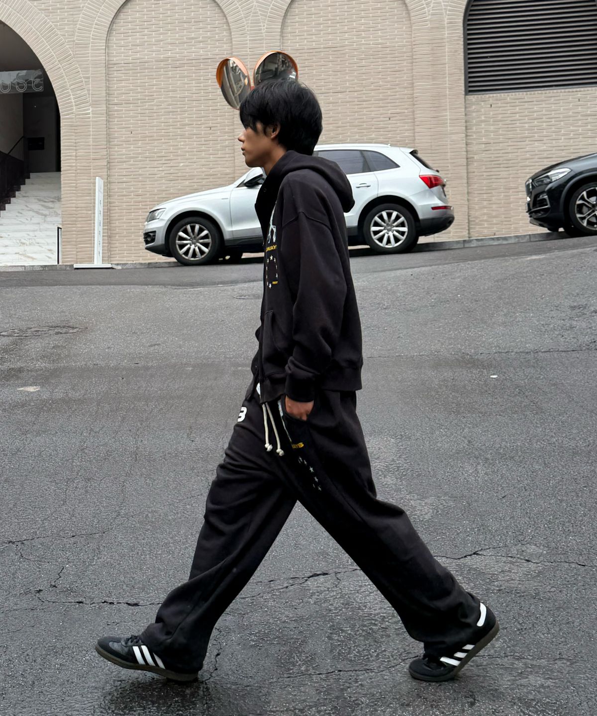 아모우(AMOU) AMOU Horse Sweat pants BLACK
