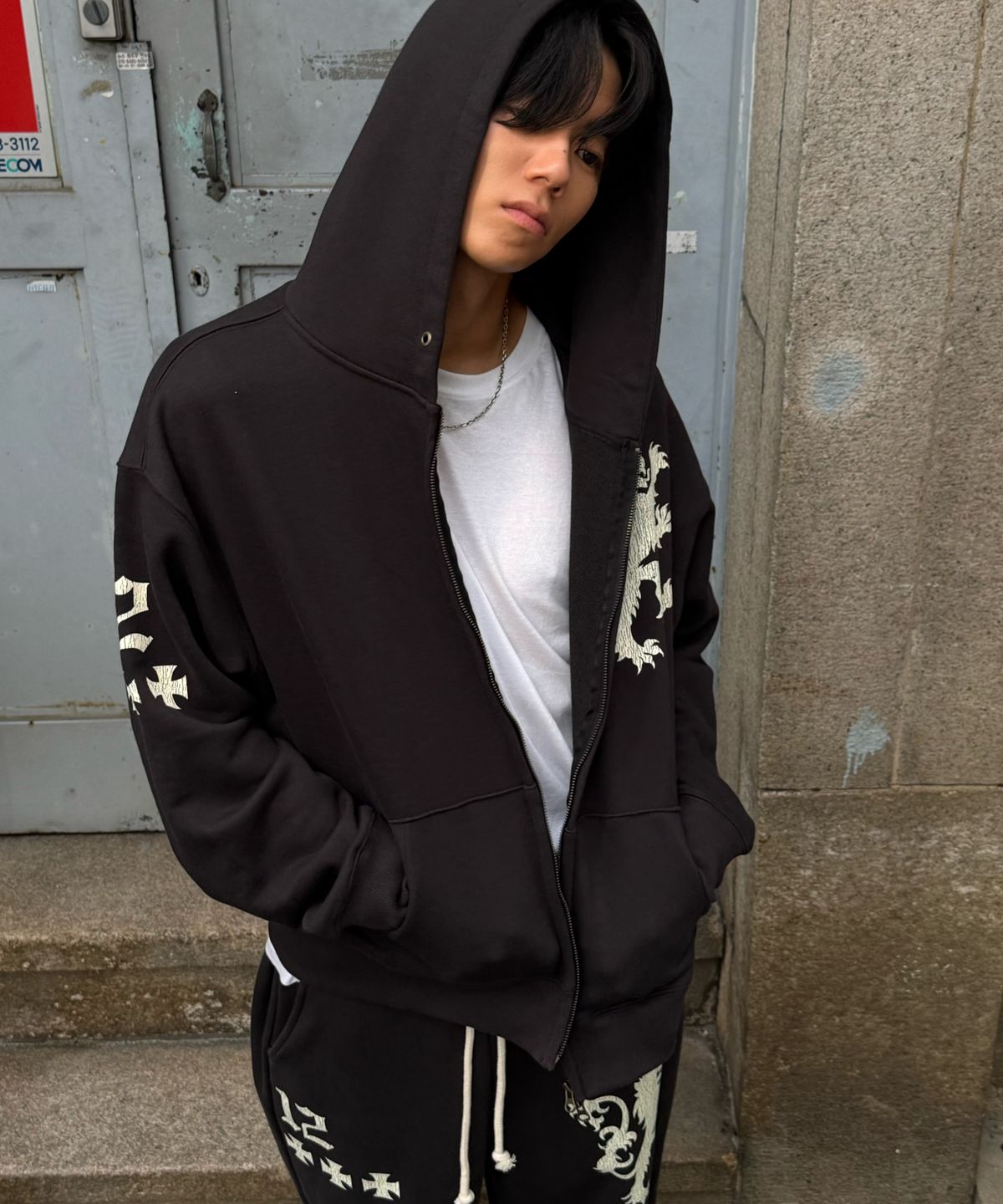 아모우(AMOU) Lion Sweat pants BLACK